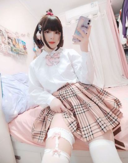 欧美色组图18p_十万网红美女美酱